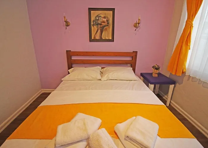 Eflatun Konuk Evi
